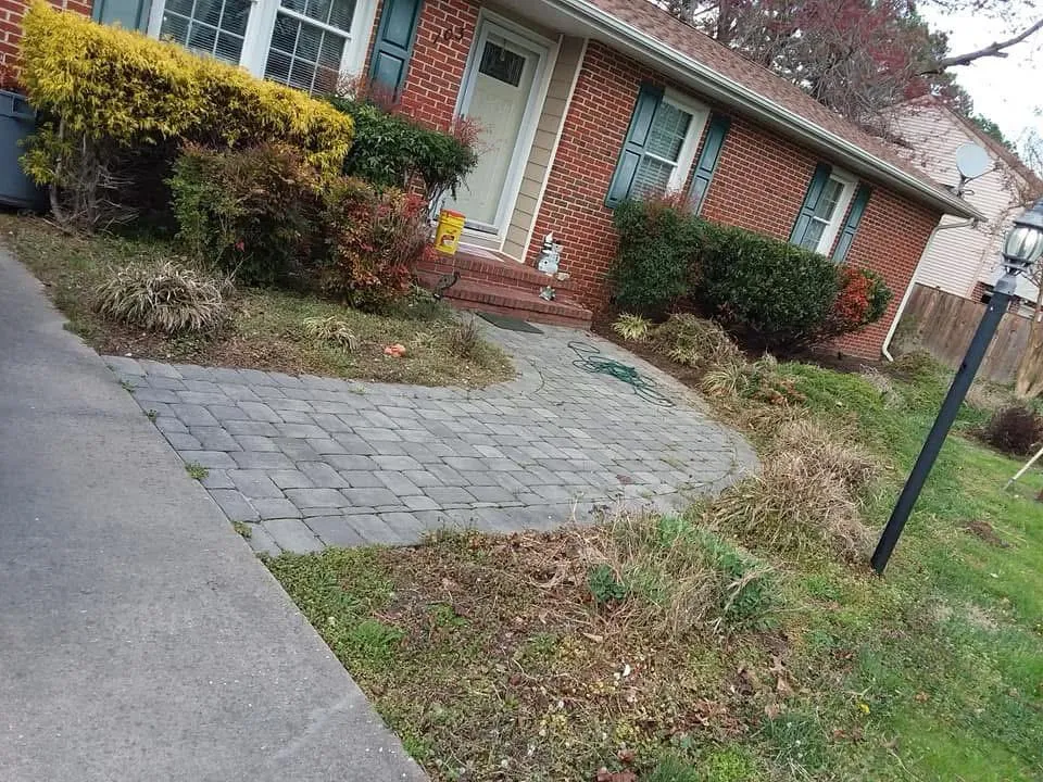 Travertine pool deck around in ground pool in Maryland